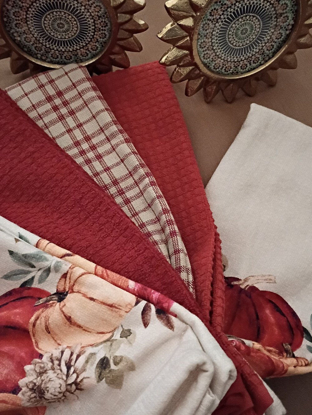 5 Shabby Chic Red and Cream Kitchen Tea Towel Set And 2 Frames